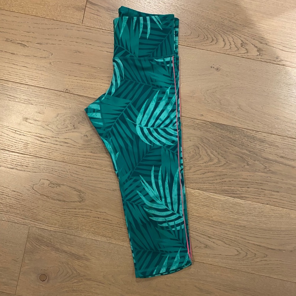 Old Navy Cropped Activewear - Picture 1 of 3